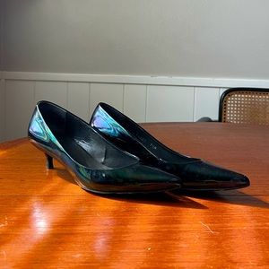 Vintage black holographic leather Stuart Weitsman pointed toe kitten heels pumps